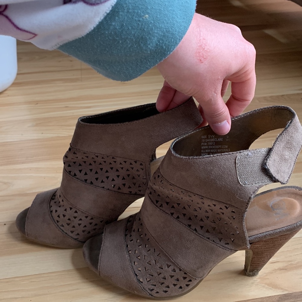 Heels - Picture 2 of 2